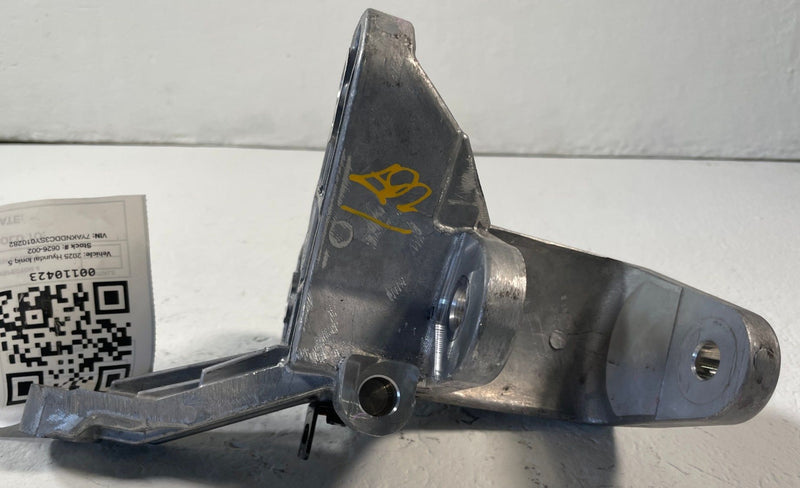 Load image into Gallery viewer, 2025 - 2026 HYUNDAI IONIQ 5 FRONT RIGHT SIDE DRIVE UNIT MOUNT BRACKET # 110423
