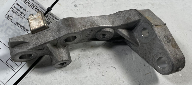 Load image into Gallery viewer, 2023 - 2025 MAZDA CX-50 FRONT DIFFERENTIAL AXLE CARRIER MOUNT BRACKET # 113119
