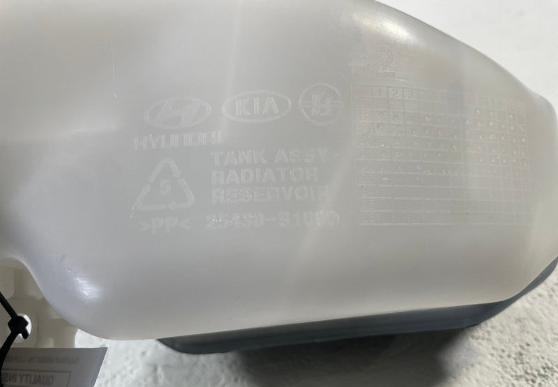 Load image into Gallery viewer, 19-25 HYUNDAI PALISADE RADIATOR COOLANT RESERVOIR RECOVERY TANK BOTTLE # 111830
