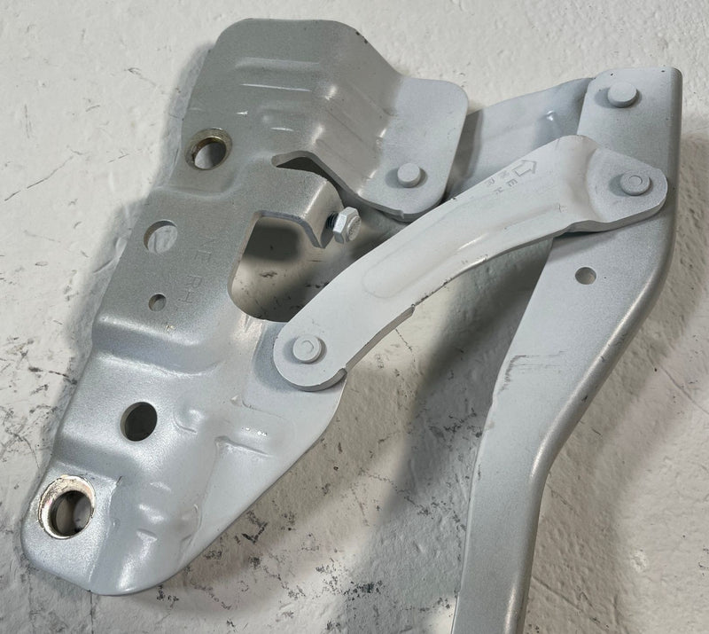 Load image into Gallery viewer, 2025-2026 HYUNDAI IONIQ 5 FRONT RIGHT &amp; LEFT HOOD BONNET HINGE ASSEMBLY # 110425
