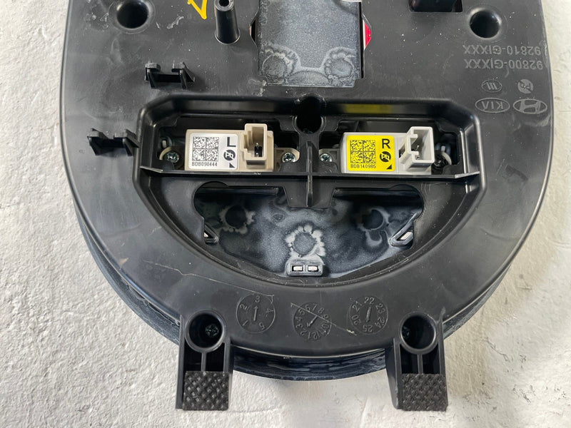 Load image into Gallery viewer, 2025-2026 HYUNDAI IONIQ 5 OVERHEAD ROOF CONSOLE DOME LIGHT LAMP SWITCH # 109107
