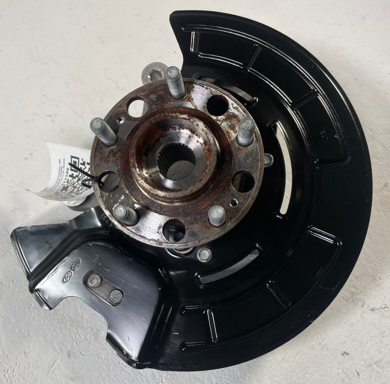 Load image into Gallery viewer, 2020-25 HYUNDAI PALISADE FWD FRONT LEFT SPINDLE KNUCKLE W/ BEARING HUB # 111847
