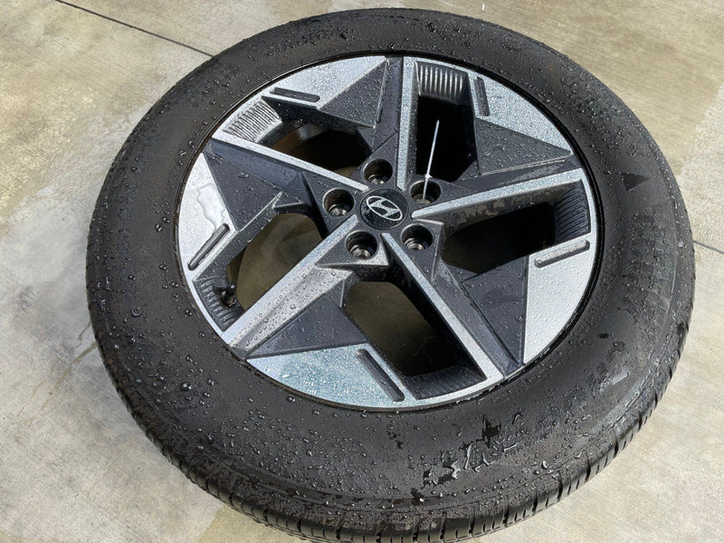 Load image into Gallery viewer, HYUNDAI TUCSON SEL 18" 7.5X18 GRAY ALLOY WHEEL RIM W/TIRE (ONLY#1) 25-26 #110229
