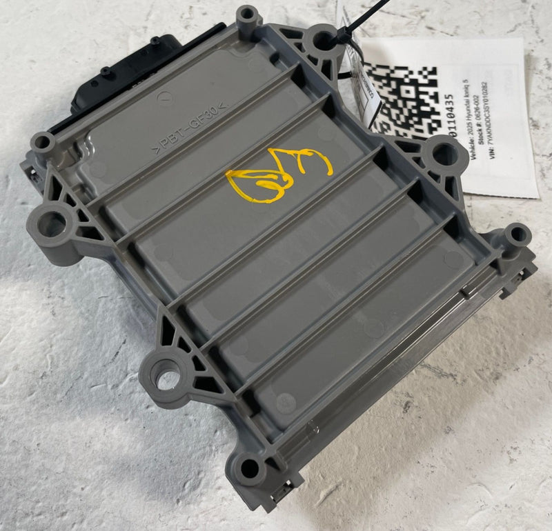 Load image into Gallery viewer, 2025-2026 HYUNDAI IONIQ 5 VEHICLE CHARGE MANAGEMENT SYSTEMS VCMS MODULE # 110435
