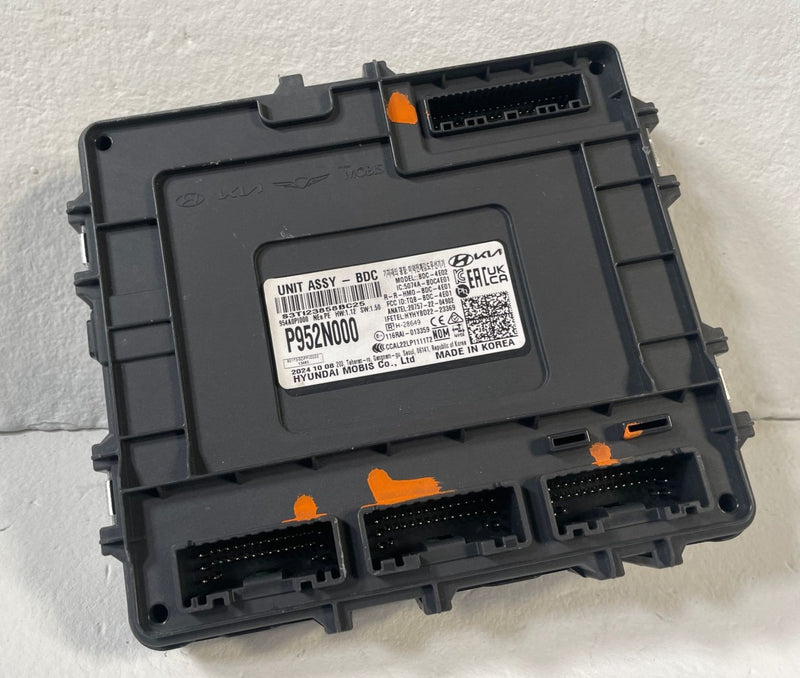 Load image into Gallery viewer, 2025-26 HYUNDAI IONIQ 5 ENGINE &amp; BODY CONTROL MODULE ECM BCM W/ KEY FOB # 110466

