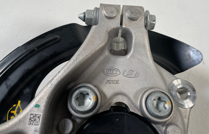 Load image into Gallery viewer, 2022 - 2026 HYUNDAI IONIQ 5 RWD REAR RIGHT SIDE SPINDLE KNUCKLE W/ HUB # 109129
