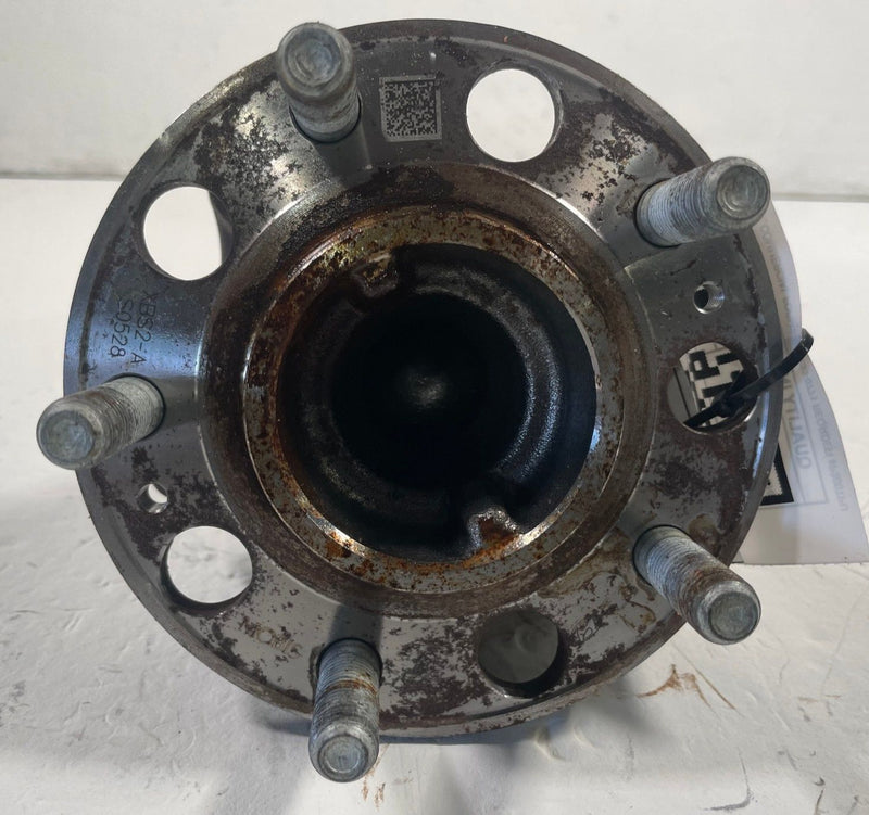 Load image into Gallery viewer, 21-26 HYUNDAI SANTA FE REAR LH OR RH SIDE SPINDLE KNUCKLE HUB ONLY 2.5L # 113183
