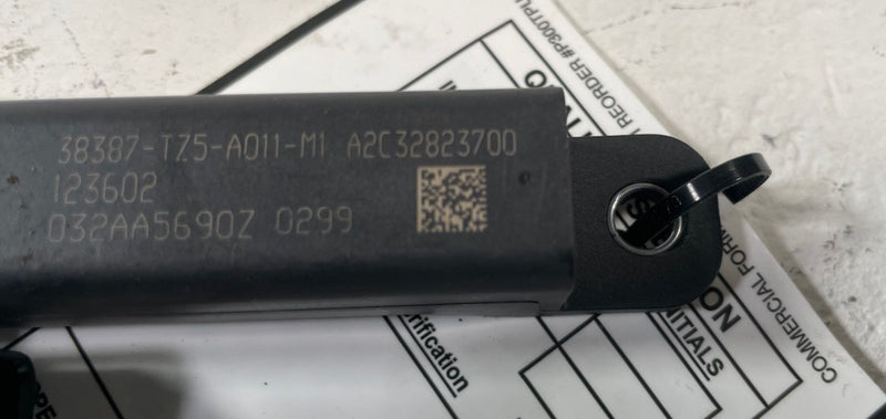 Load image into Gallery viewer, 2014 - 2026 ACURA MDX SMART KEY LESS ENTRY ANTENNA RECEIVER MODULE # 111919
