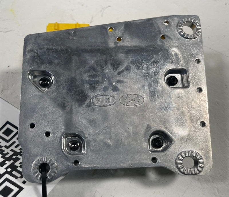 Load image into Gallery viewer, 2024 - 2026 HYUNDAI SANTA FE SRS AIR BAG CONTROL SENSOR MODULE UNIT # 113198
