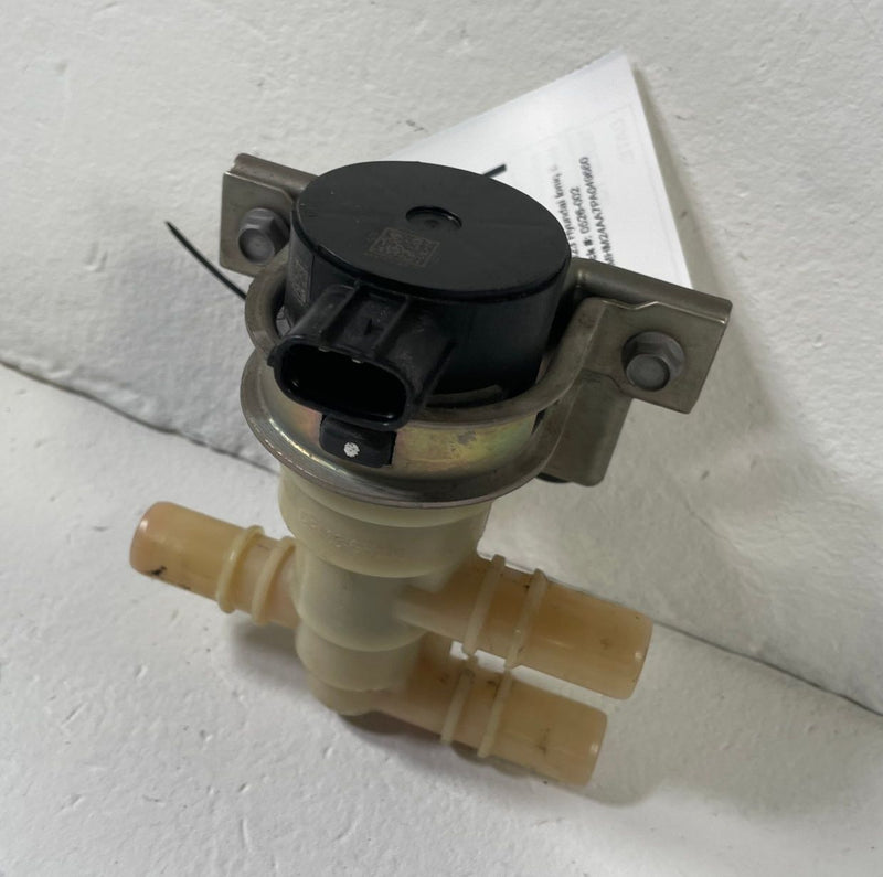 Load image into Gallery viewer, 23-25 HYUNDAI IONIQ 6 3-WAY BATTERY COOLING CONTROL VALVE 375W3-KL00 # 110507
