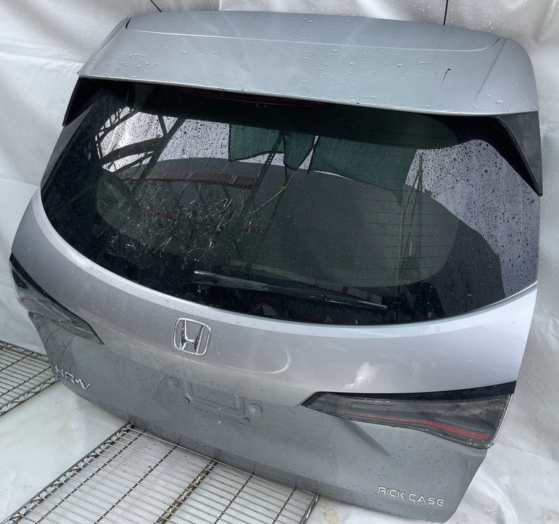 Load image into Gallery viewer, HONDA HR-V REAR TRUNK LID TAILGATE W/TAILLIGHTS SILVER (NH830MX) 23-26 # 112707
