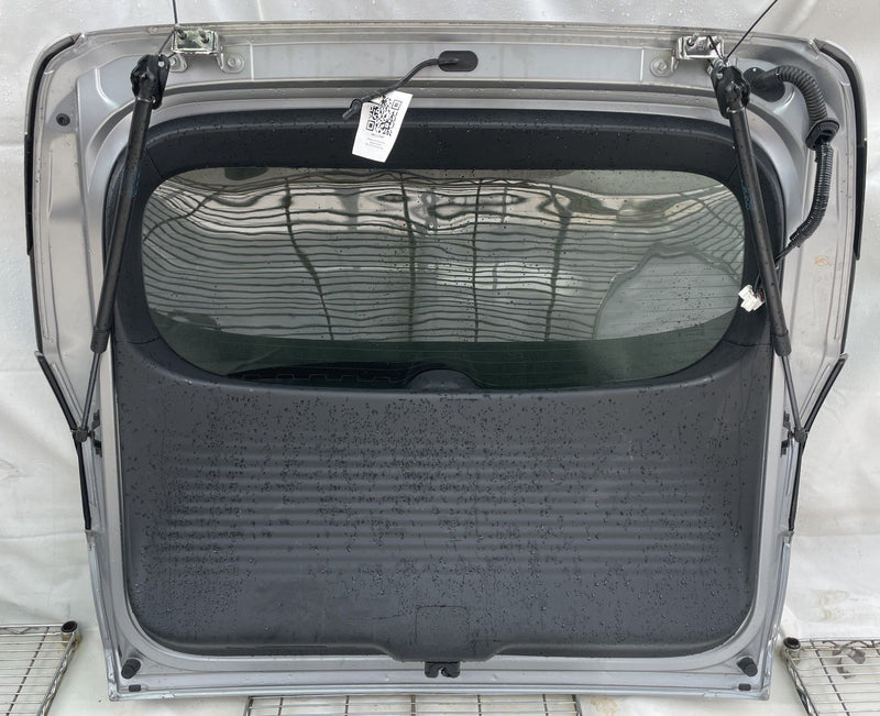 Load image into Gallery viewer, HONDA HR-V REAR TRUNK LID TAILGATE W/TAILLIGHTS SILVER (NH830MX) 23-26 # 112707
