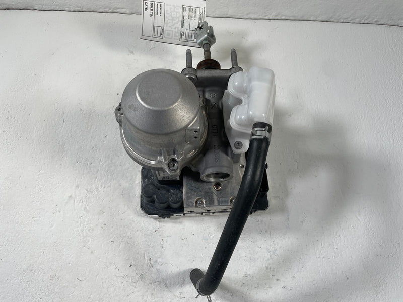 Load image into Gallery viewer, 2023-2025 HYUNDAI IONIQ 6 ABS BRAKE PUMP MASTER CYLINDER CONTROL MODULE # 110523
