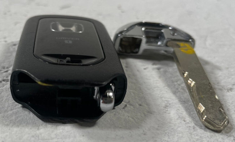 Load image into Gallery viewer, 2022 HONDA PASSPORT ENGINE &amp; SMART POWER CONTROL MODULE W/ KEY FOB # 107810
