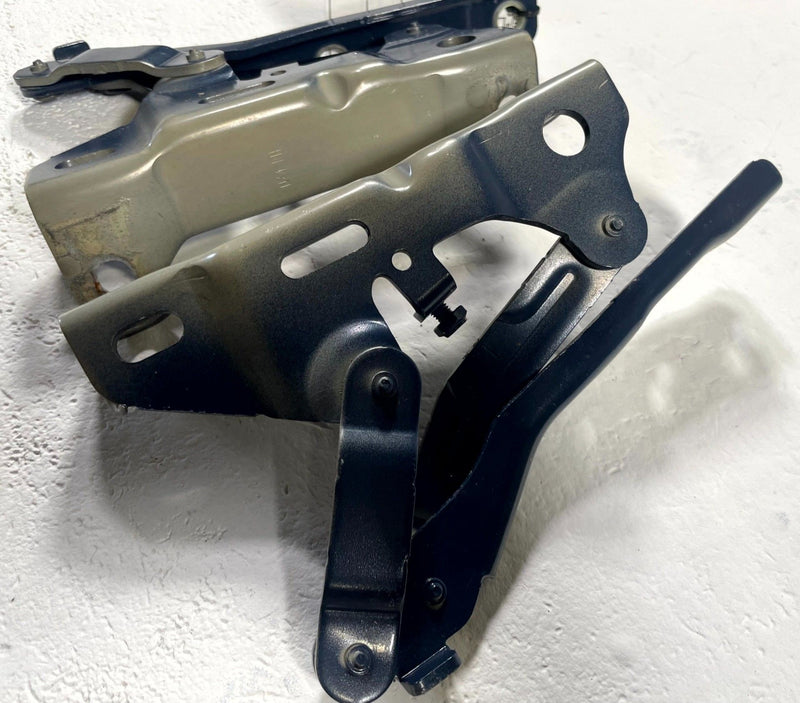 Load image into Gallery viewer, 22-26 HYUNDAI TUCSON FRONT LEFT &amp; RIGHT HOOD BONNET HINGE PAIR BLUE 2.5L #111995
