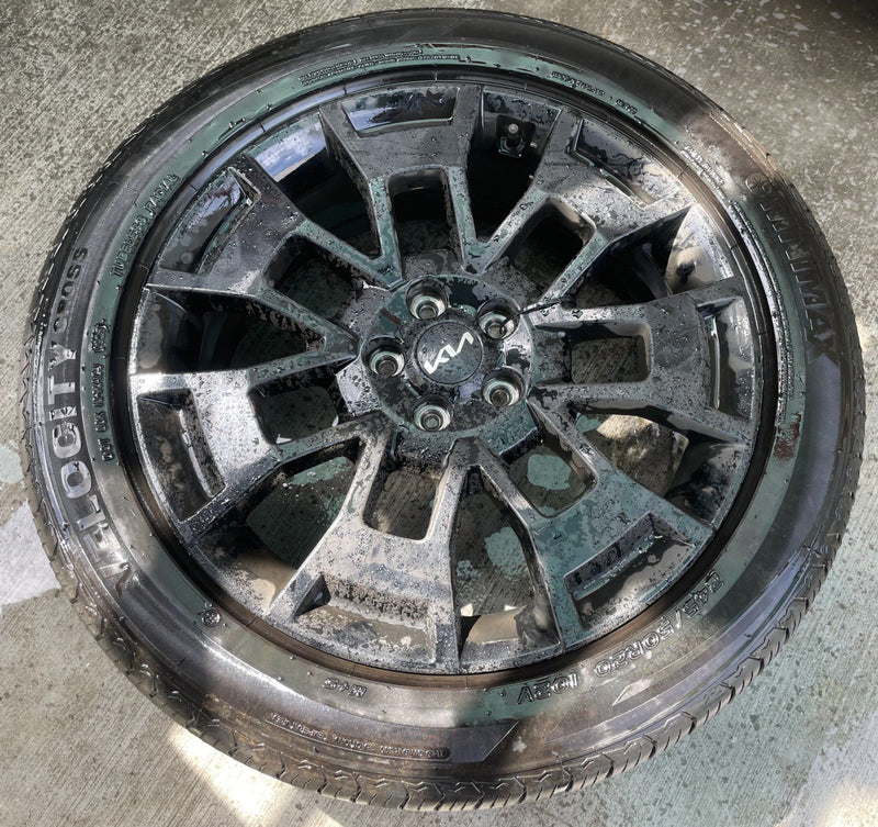 Load image into Gallery viewer, KIA TELLURIDE 20x7-1/2 14 SPOKE ALLOY WHEEL RIM W/TIRE (ONLY#1) 21-22 # 112796
