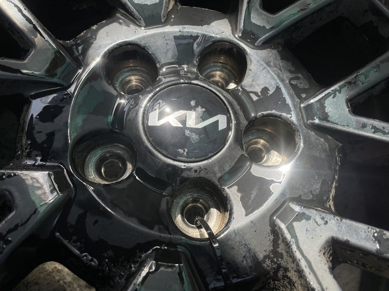 Load image into Gallery viewer, KIA TELLURIDE 20x7-1/2 14 SPOKE ALLOY WHEEL RIM W/TIRE (ONLY#1) 21-22 # 112795
