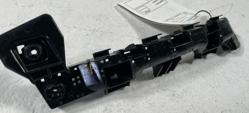 Load image into Gallery viewer, 23-26 HONDA HR-V FRONT RIGHT PASSENGER BUMPER RETAINER SPACER BRACKET # 107980
