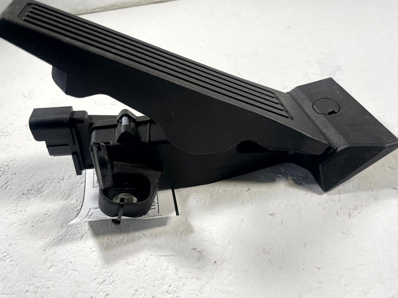 Load image into Gallery viewer, 2025-2026 HYUNDAI TUCSON ACCELERATOR PEDAL THROTTLE TRAVEL SENSOR # 111996
