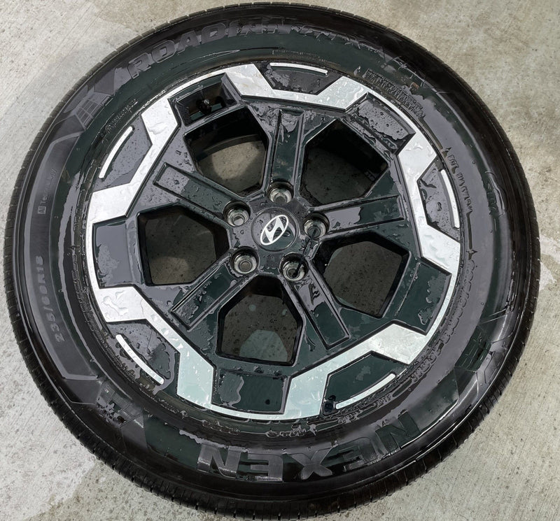 Load image into Gallery viewer, HYUNDAI SANTA FE 18" 18x7.5 BLACK ALLOY WHEEL RIM W/ TIRE (ONLY#1) 24-26 #112877
