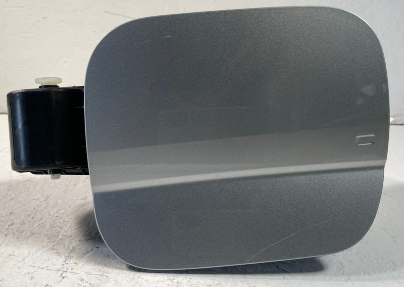 Load image into Gallery viewer, 24-26 HYUNDAI SANTA FE FUEL GAS TANK FILLER DOOR HOUSING SILVER (R2T) # 109255
