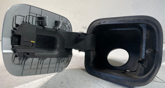 24-26 HYUNDAI SANTA FE FUEL GAS TANK FILLER DOOR HOUSING SILVER (R2T)