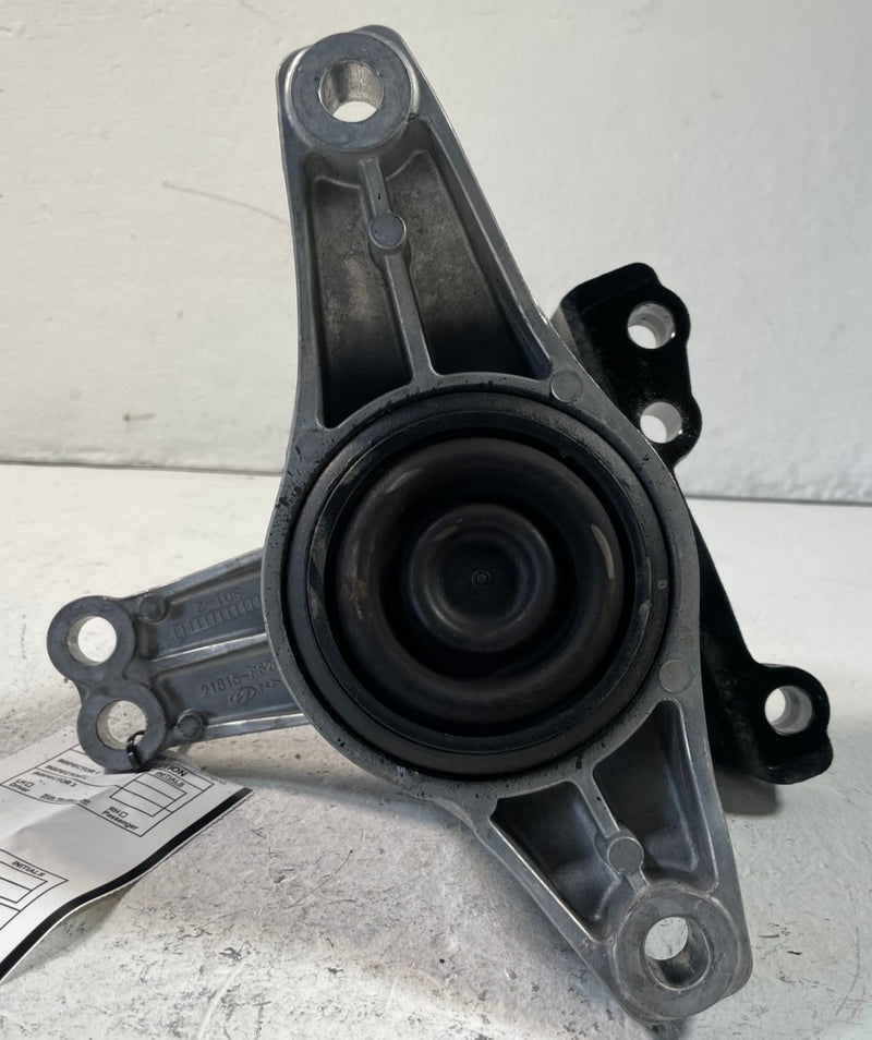 Load image into Gallery viewer, 24-25 HYUNDAI SANTA FE FRONT RIGHT SIDE ENGINE MOUNT SUPPORT BRACKET 2.5L 109293
