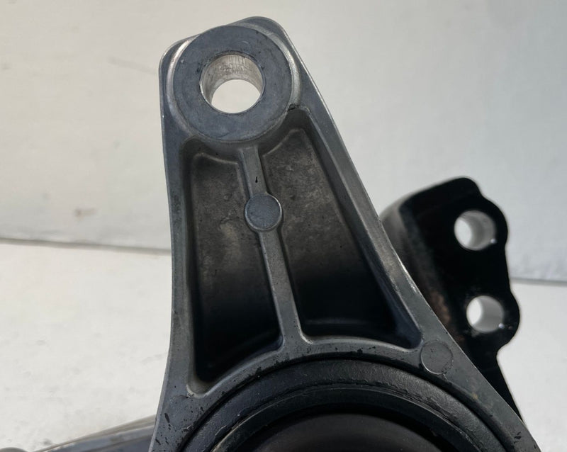 Load image into Gallery viewer, 24-25 HYUNDAI SANTA FE FRONT RIGHT SIDE ENGINE MOUNT SUPPORT BRACKET 2.5L 109293
