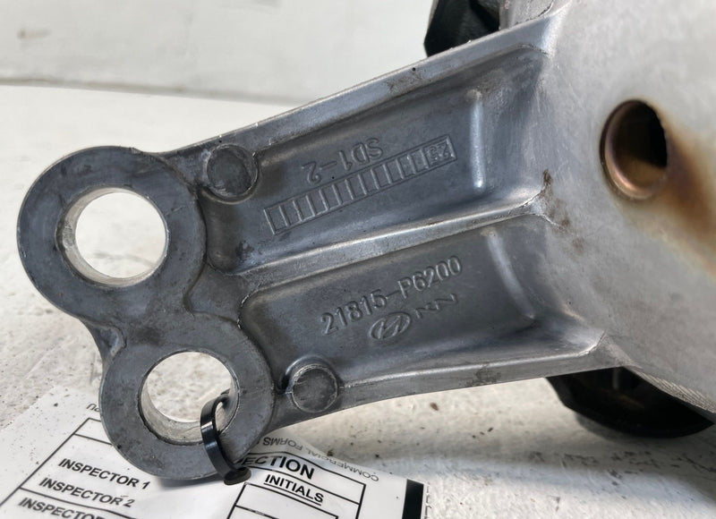 Load image into Gallery viewer, 24-25 HYUNDAI SANTA FE FRONT RIGHT SIDE ENGINE MOUNT SUPPORT BRACKET 2.5L 109293
