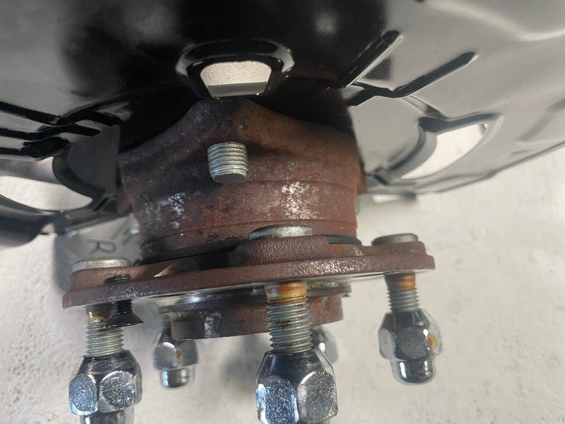 Load image into Gallery viewer, 2023-2026 KIA SPORTAGE FWD REAR LEFT DRIVER SIDE SPINDLE KNUCKLE W/ HUB # 113290
