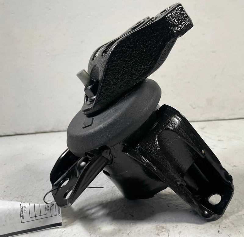 Load image into Gallery viewer, 2020-2025 HYUNDAI PALISADE FRONT RIGHT SIDE ENGINE MOUNT SUPPORT BRACKET #107902
