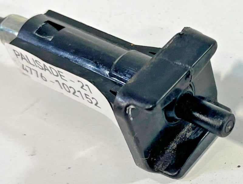 Load image into Gallery viewer, 2020 - 2022 HYUNDAI PALISADE FUEL FILLER DOOR LOCK LATCH ACTUATOR CABLE # 102152
