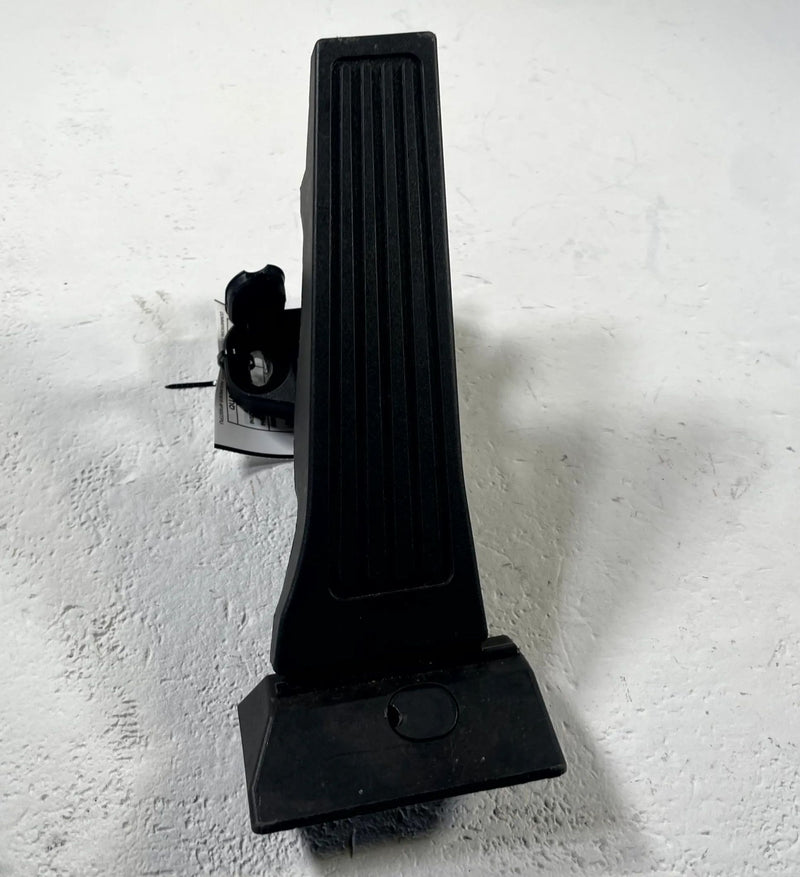 Load image into Gallery viewer, 2025-2026 HYUNDAI TUCSON ACCELERATOR PEDAL THROTTLE TRAVEL SENSOR # 111996

