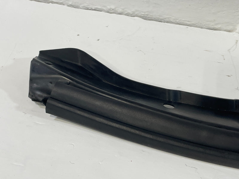 Load image into Gallery viewer, 11-19 M56 M37 M35h Q70 FRONT RIGHT SIDE FENDER SEAL COVER TRIM MOLDING # 94023
