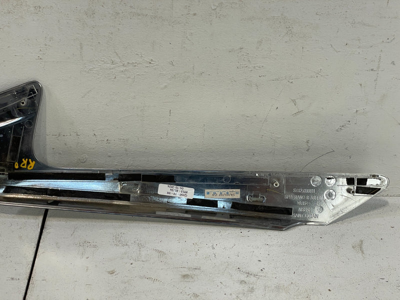 Load image into Gallery viewer, 2019 INFINITI QX50 REAR RIGHT SIDE CORNER QUARTER PANEL GLASS TRIM # 85724
