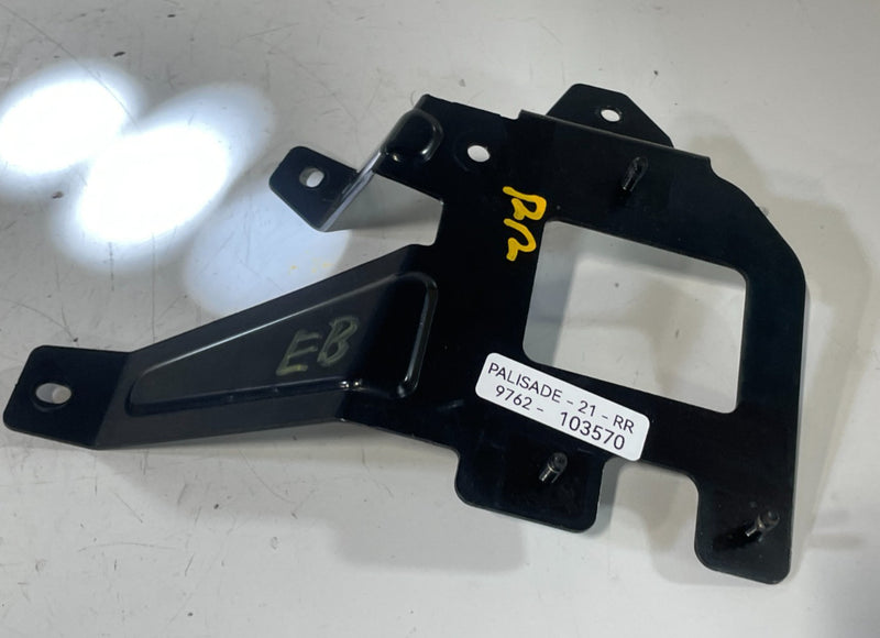 Load image into Gallery viewer, 20-22 HYUNDAI PALISADE REAR RIGHT SIDE BLIND SPOT RADAR SENSOR BRACKET # 103570
