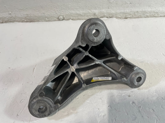20-25 CADILLAC CT5 RWD FRONT LEFT ENGINE MOTOR MOUNT SUPPORT BRACKET 2.0L 104984