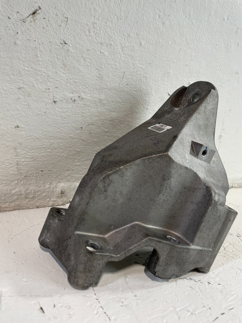 Load image into Gallery viewer, 2019-2023 GENESIS G70 FRONT LEFT SIDE ENGINE MOUNT SUPPORT BRACKET 2.0L # 104323
