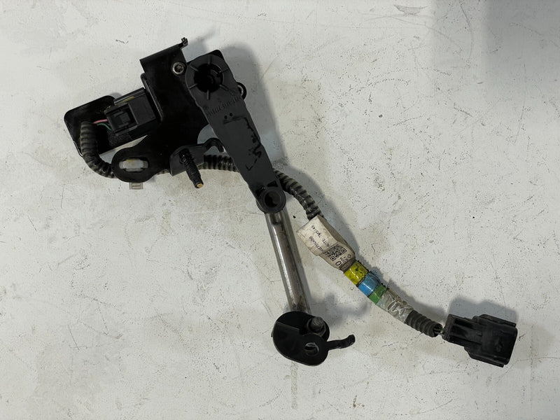 Load image into Gallery viewer, 2019 INFINITI QX50 REAR LEFT SIDE HEADLIGHT RIDE HEIGHT LEVEL SENSOR # 81157
