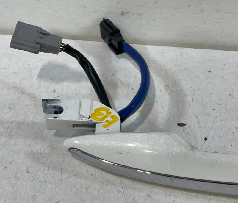 Load image into Gallery viewer, 2017-2020 INFINITI Q60 FRONT RIGHT SIDE EXTERIOR DOOR HANDLE WHITE (QAB) # 98640

