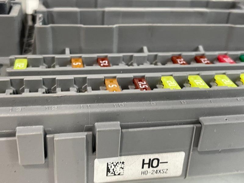 Load image into Gallery viewer, 19-20 ACURA MDX RIGHT PASSENGER SIDE RELAY FUSE BOX CONTROL MODULE 3.5L # 103899
