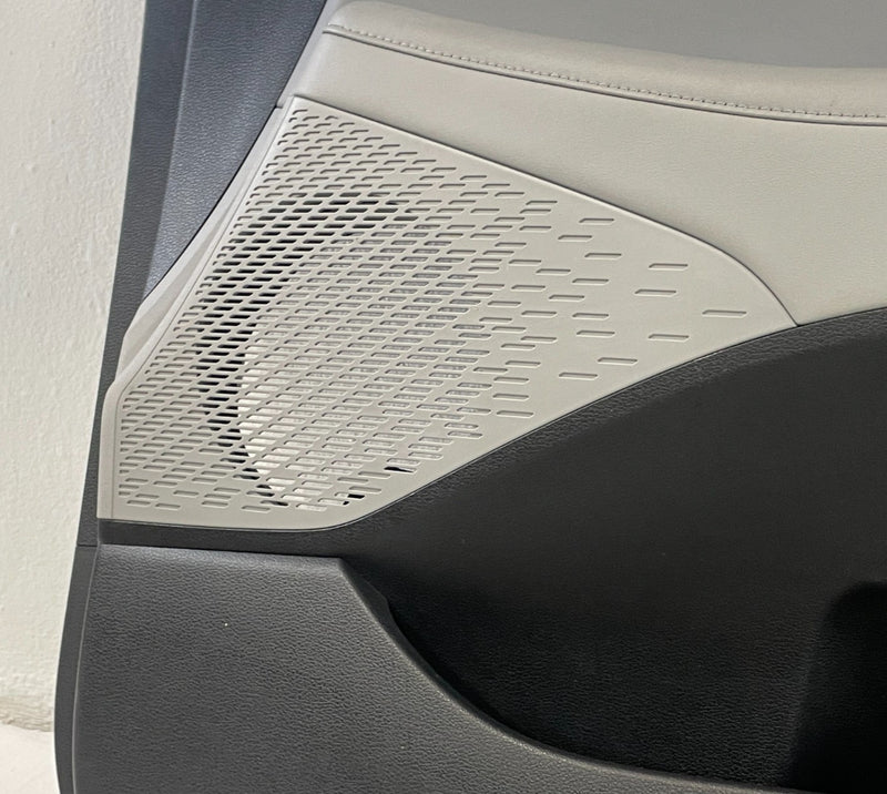 Load image into Gallery viewer, 2020 - 2022 HYUNDAI PALISADE FRONT RIGHT SIDE INTERIOR DOOR TRIM PANEL # 100874
