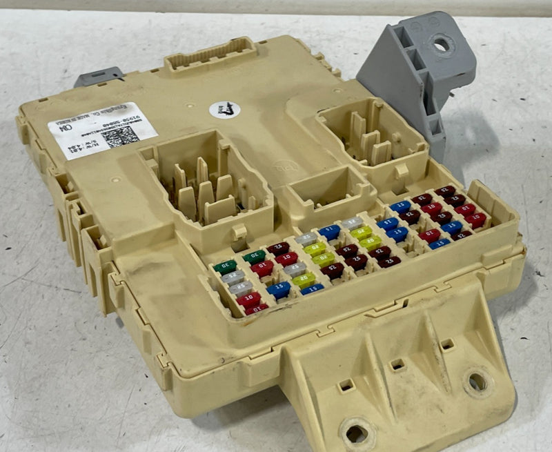 Load image into Gallery viewer, 2020 - 2022 HYUNDAI PALISADE FUSE RELAY CABIN JUNCTION BOX 91950-S8040 # 100847
