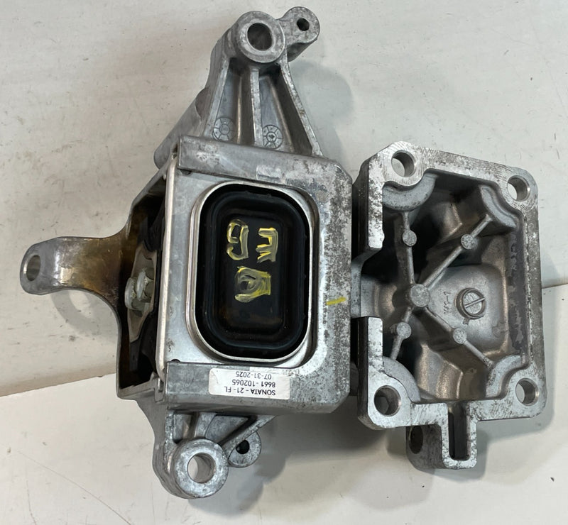 Load image into Gallery viewer, 2020-2024 HYUNDAI SONATA FWD TRANSMISSION LEFT MOUNT SUPPORT BRACKET # 102065
