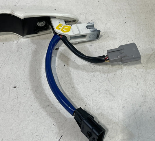 2017-2020 INFINITI Q60 FRONT RIGHT SIDE EXTERIOR DOOR HANDLE WHITE (QAB)