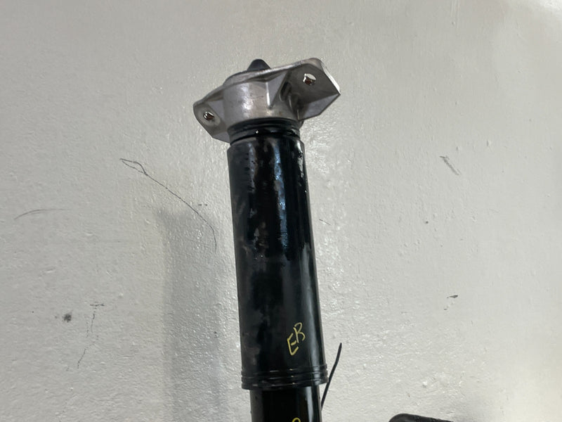 Load image into Gallery viewer, 2020-2022 HYUNDAI PALISADE FWD REAR RIGHT SUSPENSION KNEE ASSEMBLY 3.8L # 103657
