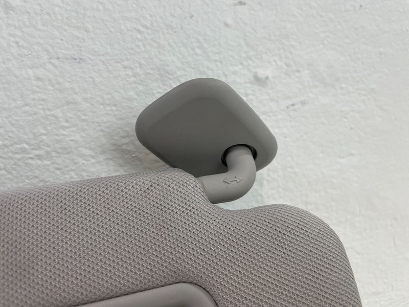 Load image into Gallery viewer, 20-25 HYUNDAI PALISADE FRONT RIGHT PASSENGER SIDE SUNVISOR SUN VISOR # 104161
