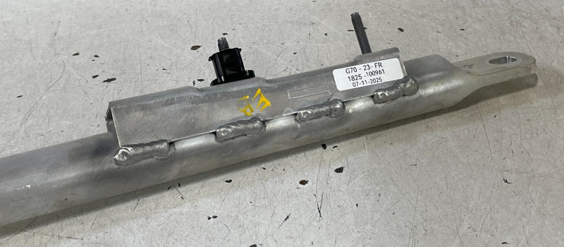 Load image into Gallery viewer, 2019-25 GENESIS G70 FRONT RIGHT FENDER REARWARD STRUT TOWER BRACE BRACKET 100961

