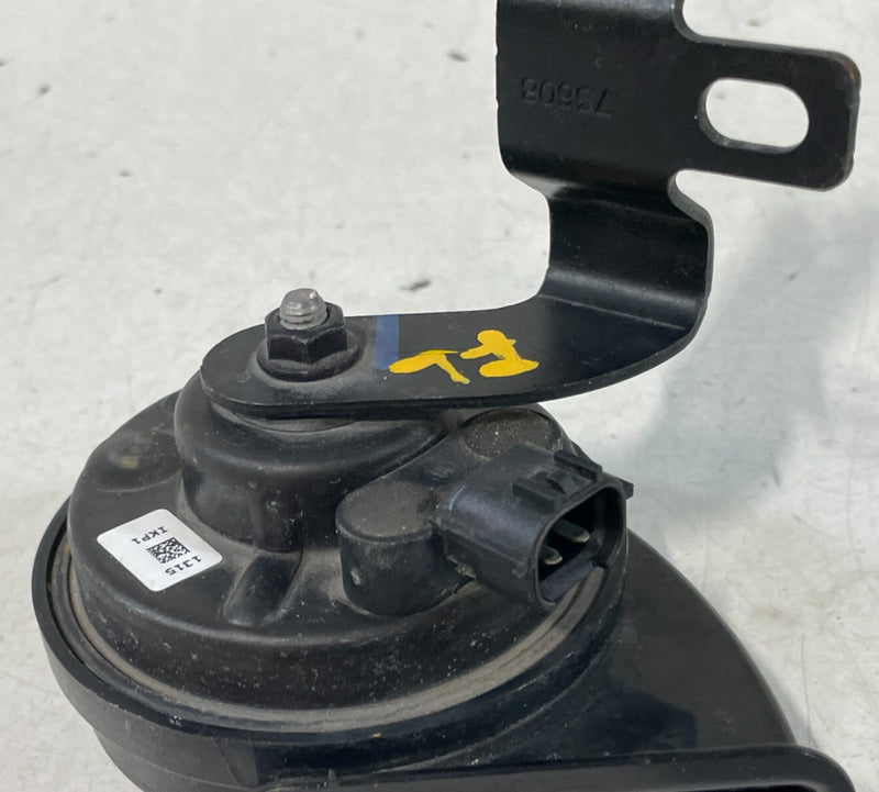 Load image into Gallery viewer, 2022-2025 GENESIS G70 HIGH PITCH HORN SIGNAL ALARM W/ BRACKET 96621-G9010 #96722
