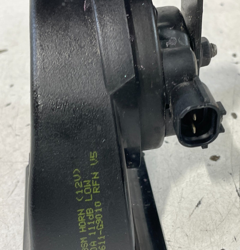 Load image into Gallery viewer, 2022-2025 GENESIS G70 LOW PITCH HORN SIGNAL ALARM W/ BRACKET 96611-G9010 #101003
